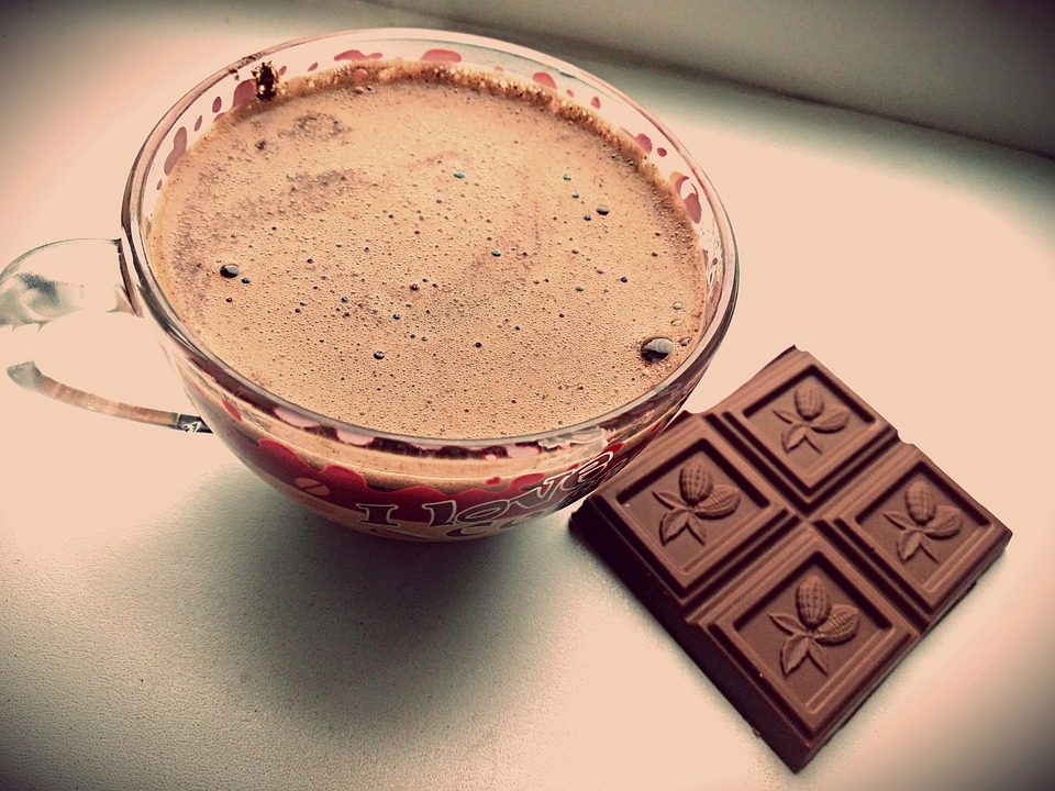 Pourquoi propose-t-on un chocolat avec le café au restaurant ? - BNUS - Les  réponses aux questions du quotidien